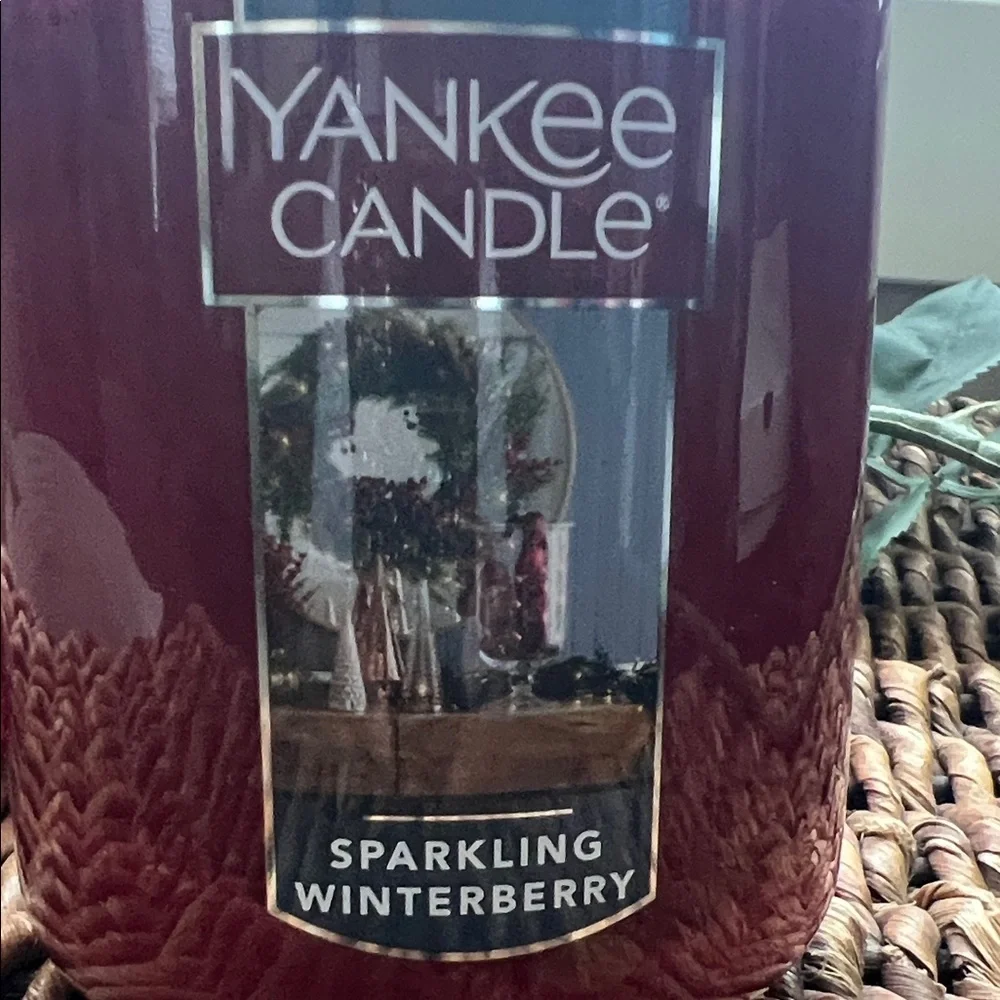 Yankee Candle Sparkling Winterberry Jar - Deep Red